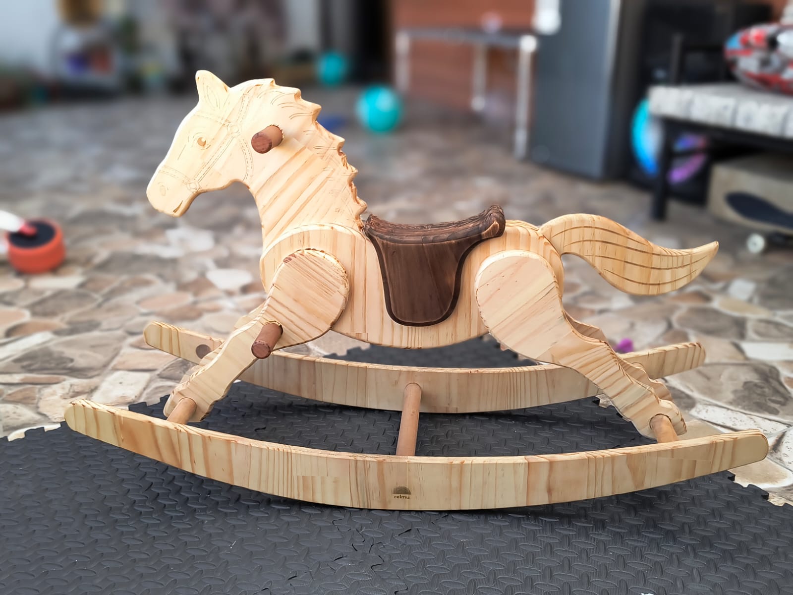 Caballo balancín de madera artesanal de Relmu Estudio