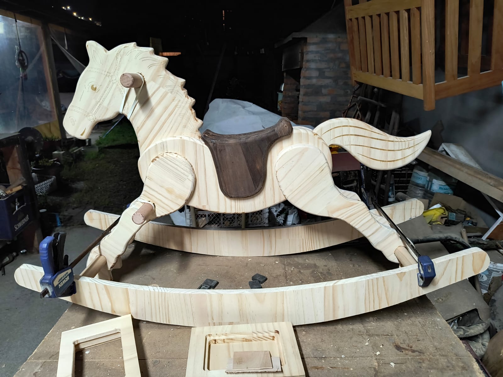 Caballo balancín en ensamblaje con prensas en el taller